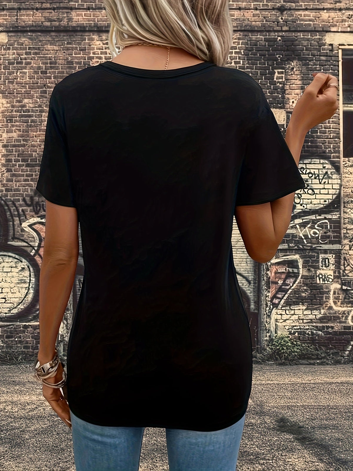 Slay with Style: Skull Heart Print T-Shirt - A Casual and Chic Addition to Women's Clothing